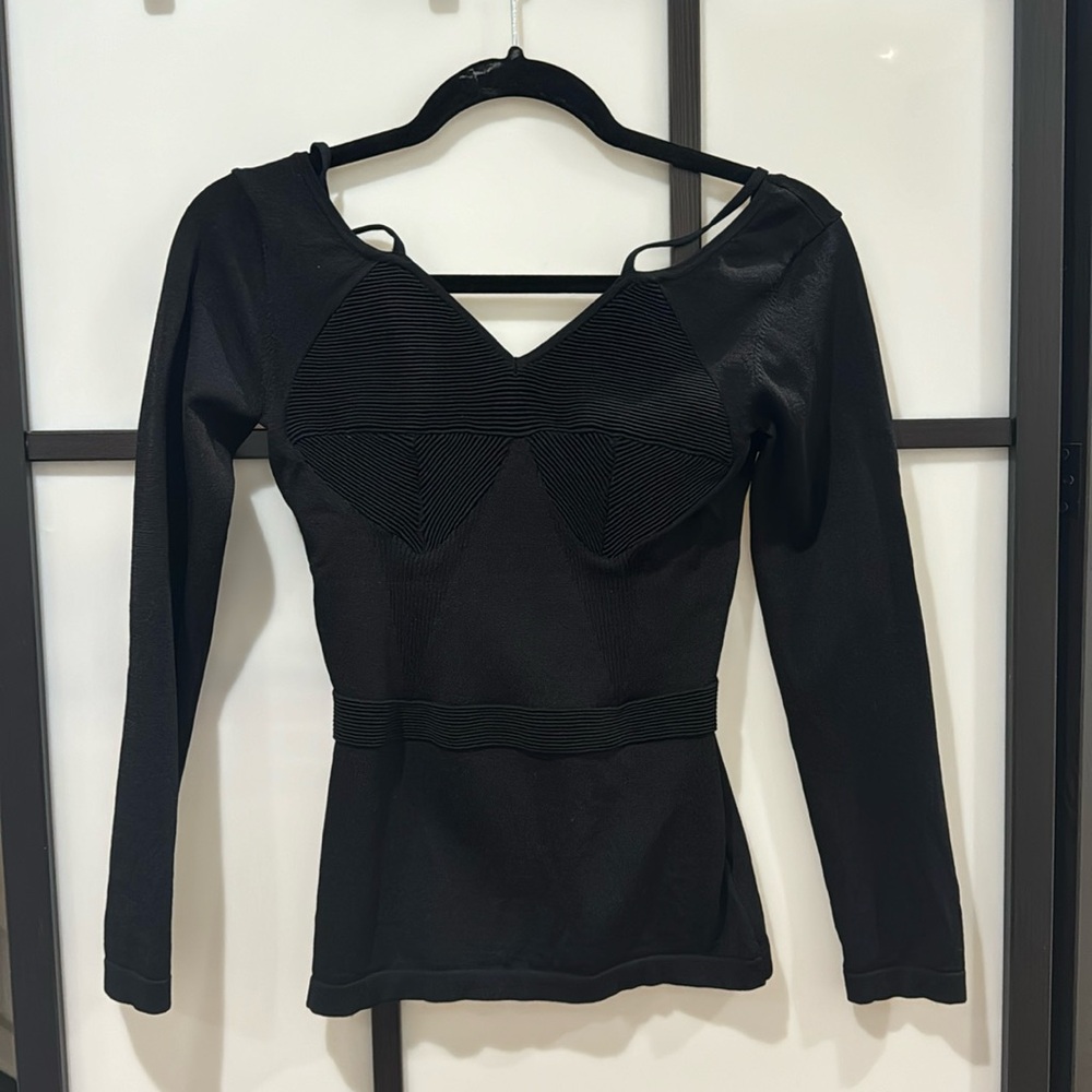 Elegant black top Perfect for a sleek, fitted look, featuring a long-sleeve